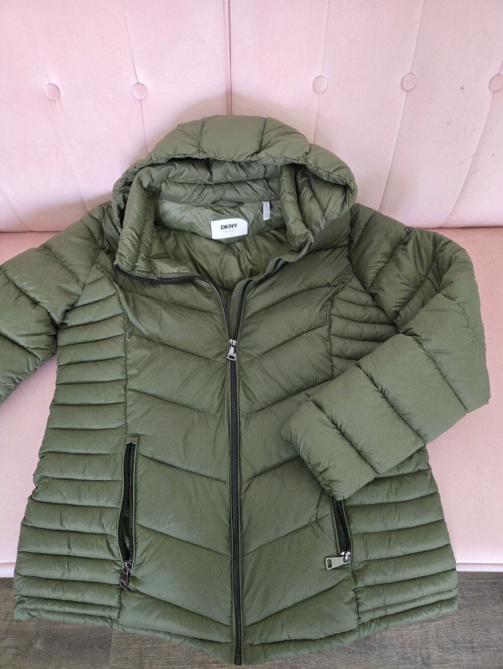 DKNY Women's Olive Green Hooded Quilted Puffer Jacket. NWOT.